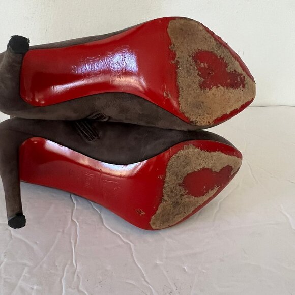 $1200 CHRISTIAN LOUBOUTIN ELEPHANT GREY TROTTINETTE SUEDE ANKLE BOOTS SZ 39 - Picture 6 of 9